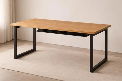 Bureau individuel en chêne avec piètement acier et passe-câbles intégré, photographie produit au style naturel.