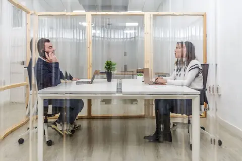 Performance acoustique des cloisons de bureau : bien lire le Rw