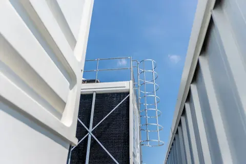 Échelle à crinoline en toiture : NF E85-016 ou EN ISO 14122-4 ?
