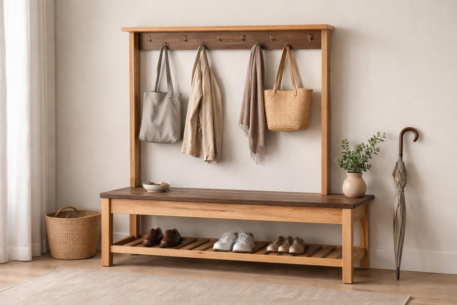 Banc de vestiaire en chêne avec porte-manteau mural, finition mate, design intérieur minimaliste et chaleureux.