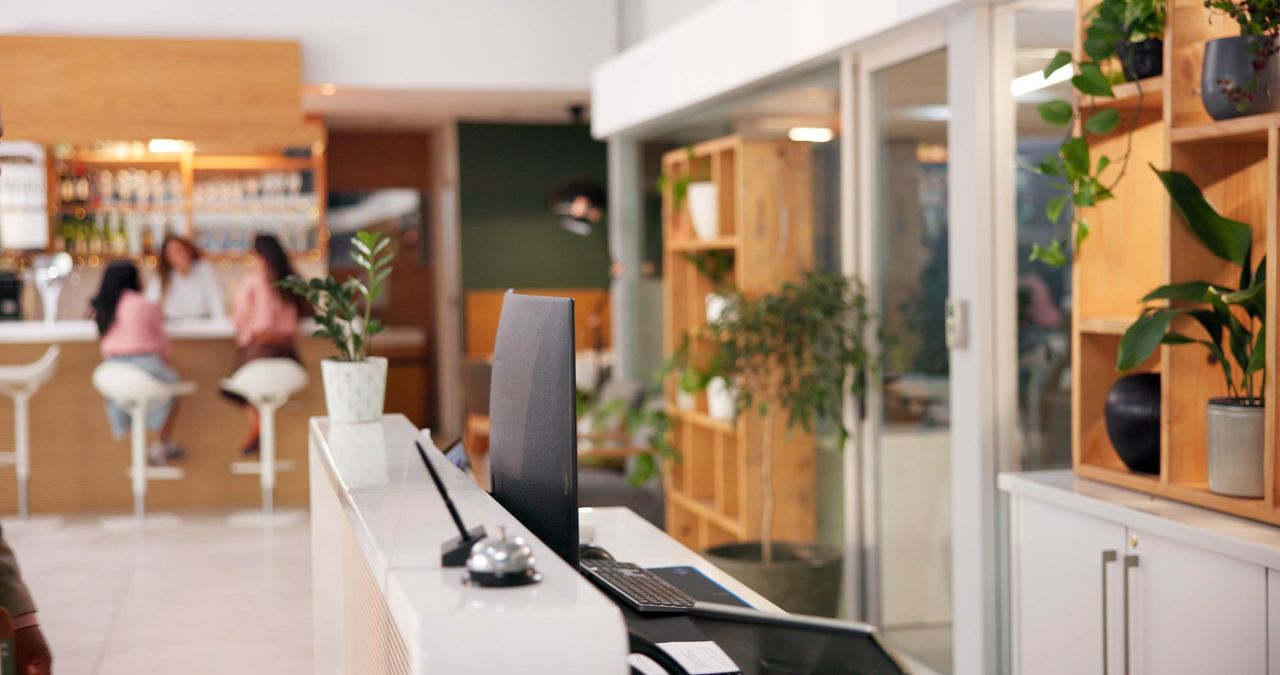 Banque d’accueil accessible avec module PMR intégré, vue de face dans un environnement tertiaire moderne.