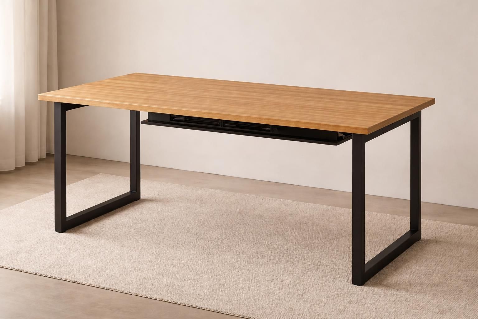 Bureau individuel en chêne avec piètement acier et passe-câbles intégré, photographie produit au style naturel.