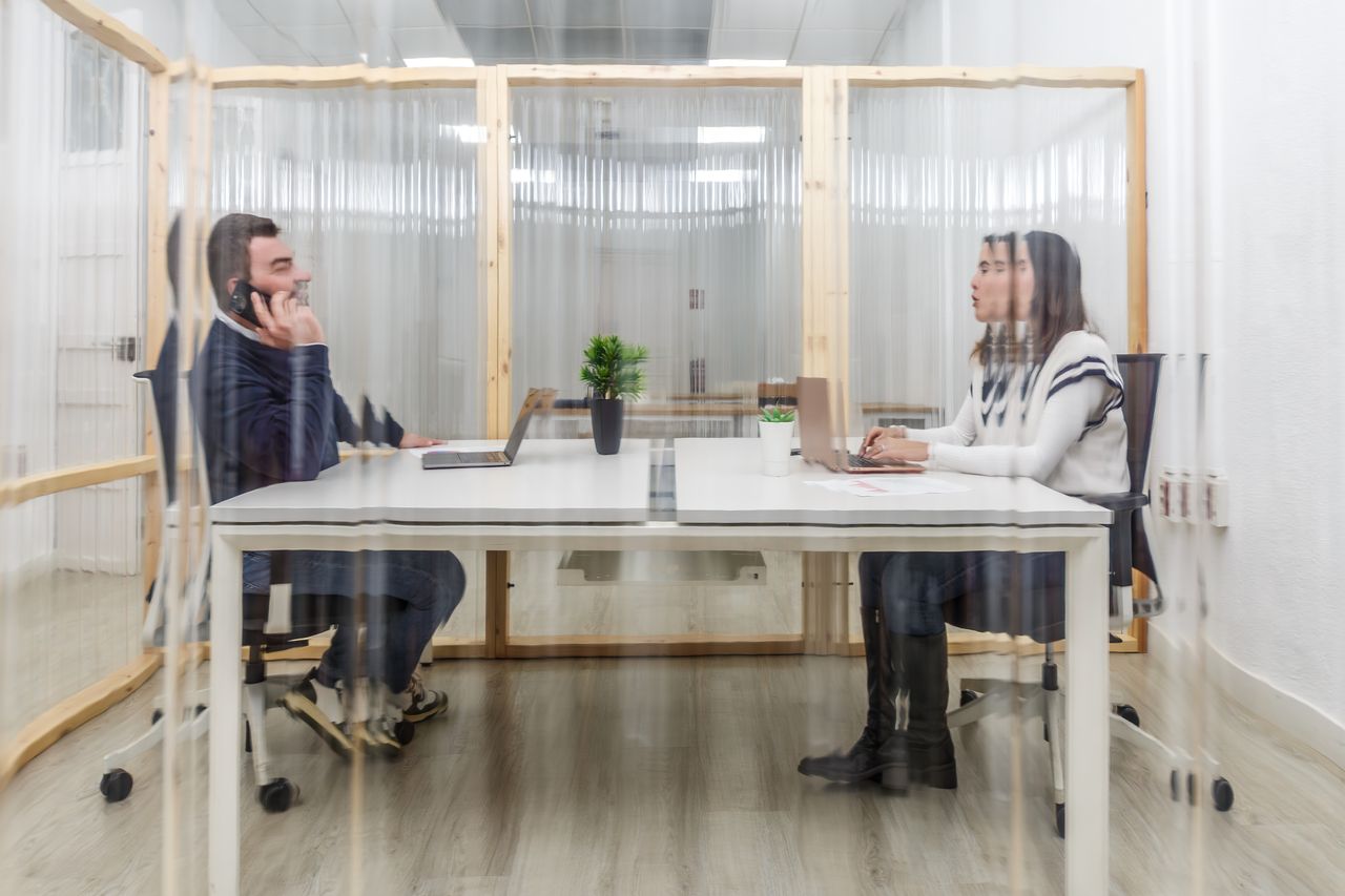 Performance acoustique des cloisons de bureau : bien lire le Rw