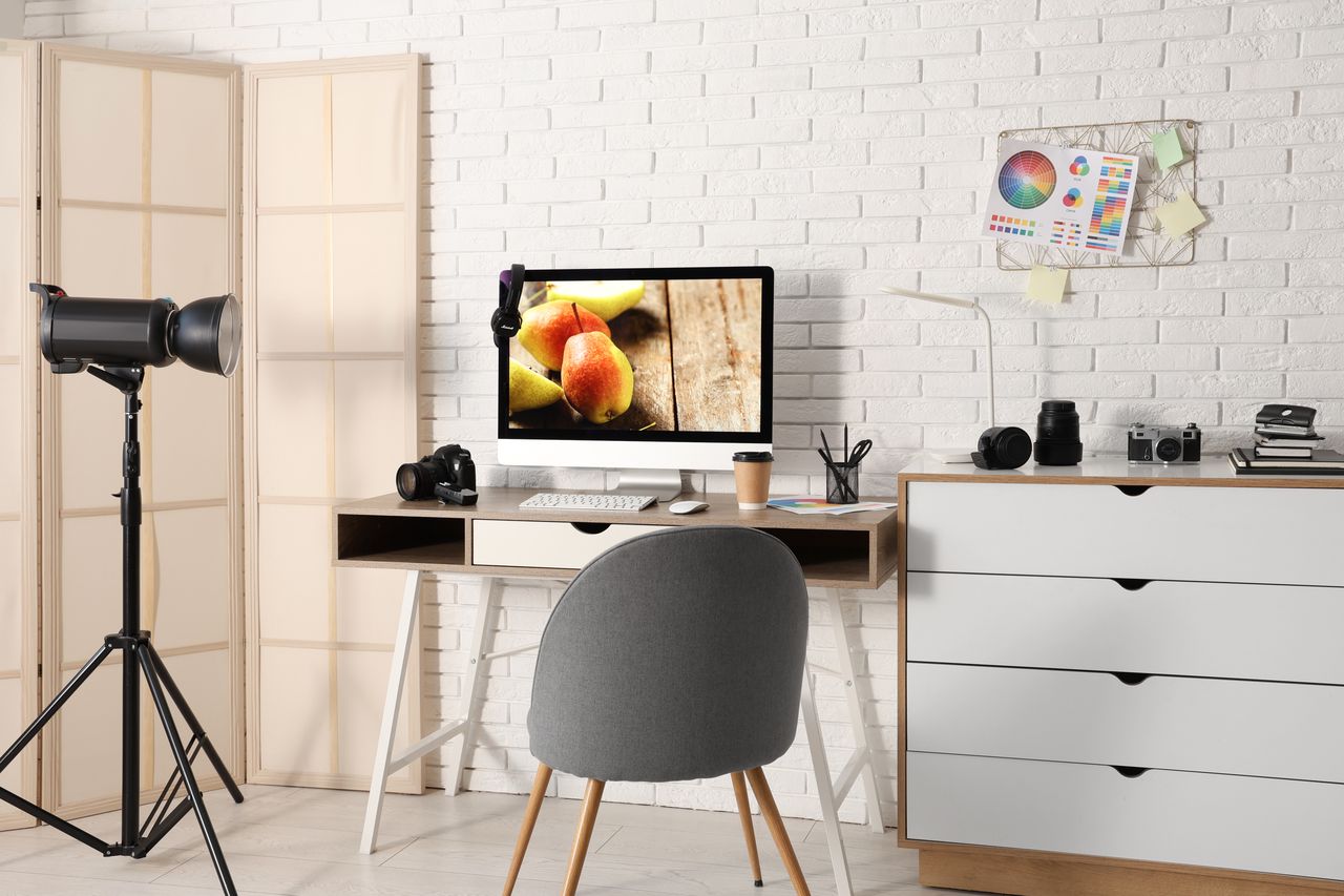 Cloison de bureau en situation, coupe technique sobre, pour une ambiance tertiaire professionnelle et discrète.