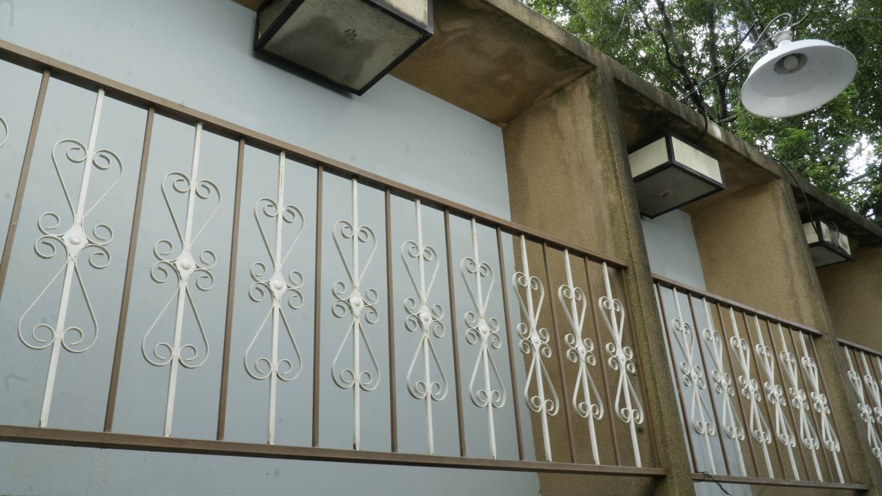 Garde-corps métallique sur mesure avec remplissage vertical, design en fer forgé pour balcon élégant.