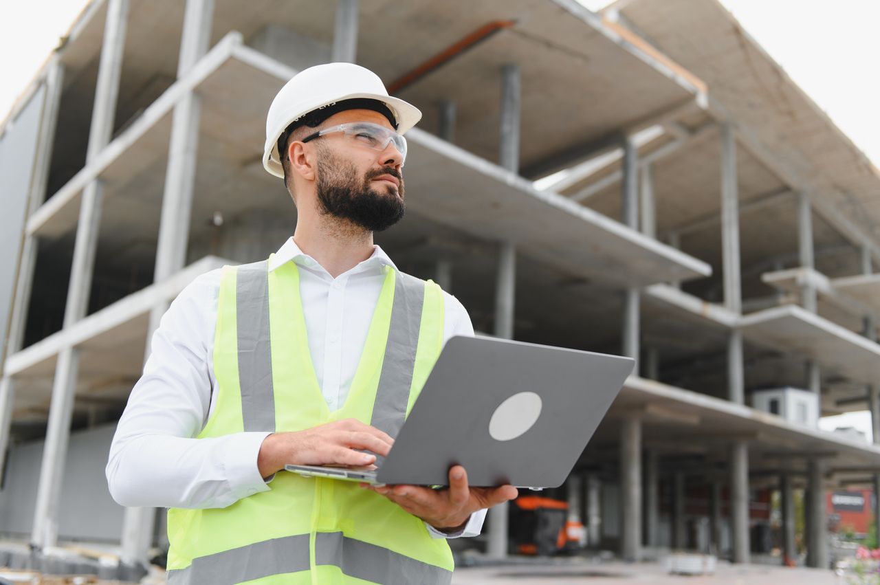 Ingénieur inspecte un chantier d’agencement ERP avec contrôle des dégagements, signalétique et mobilier sur mesure