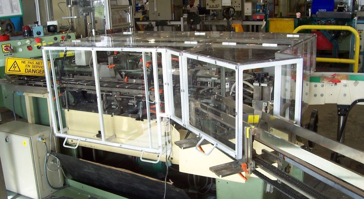 Carter de protection en profilés et panneaux transparents autour d'une machine