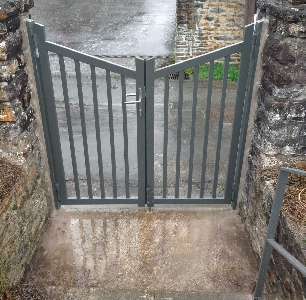 Portillon et main courante au cimetière de Val-d'Izé