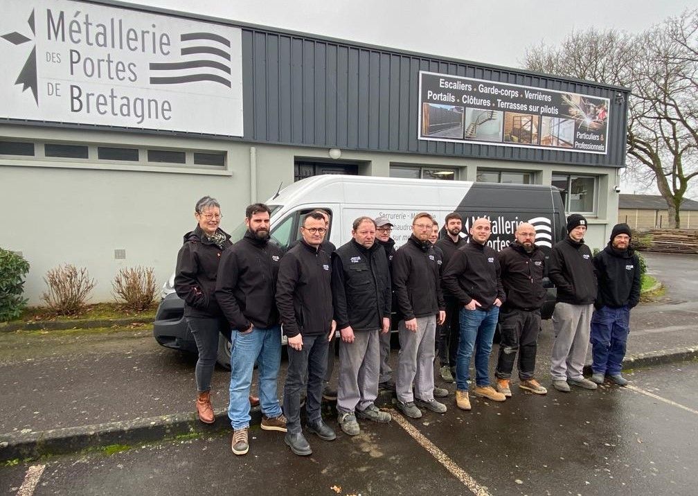 L'équipe devant l'atelier de Val-d'Izé
