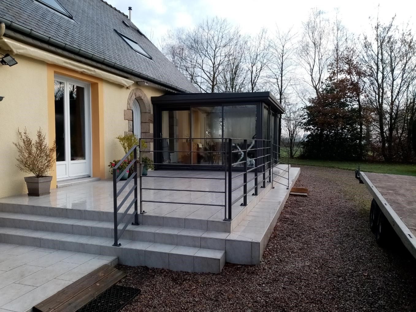 Garde-corps extérieur à barreaudage sur une terrasse de maison