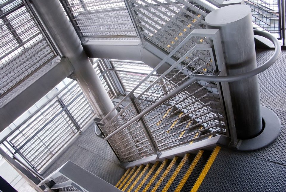 Garde-corps industriel en acier le long d'une passerelle et d'un escalier