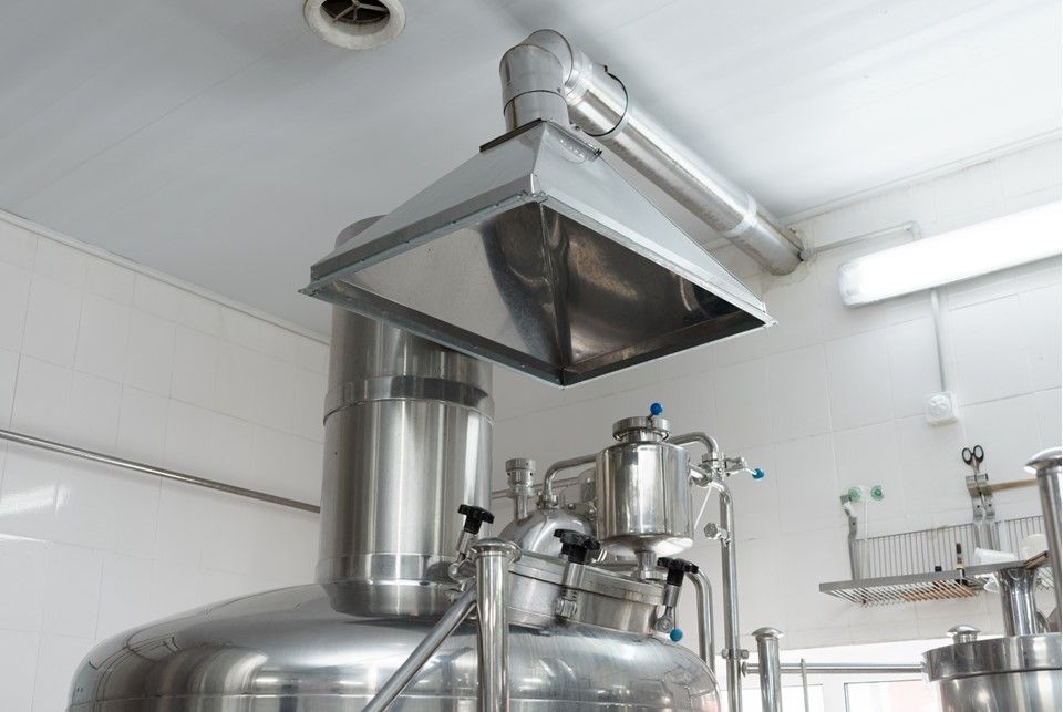 Hotte d'aspiration en inox au-dessus d'un poste de travail