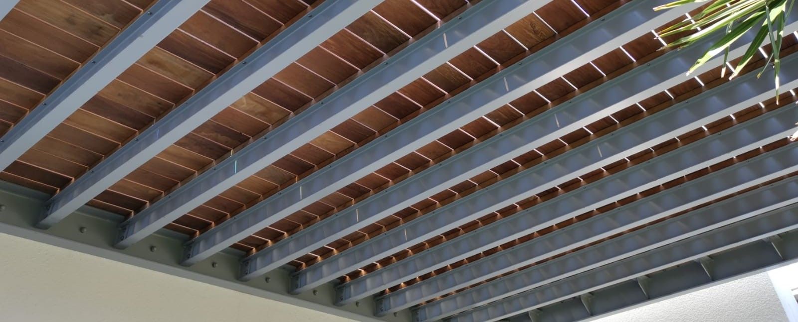 Terrasse sur pilotis en structure métallique et platelage bois