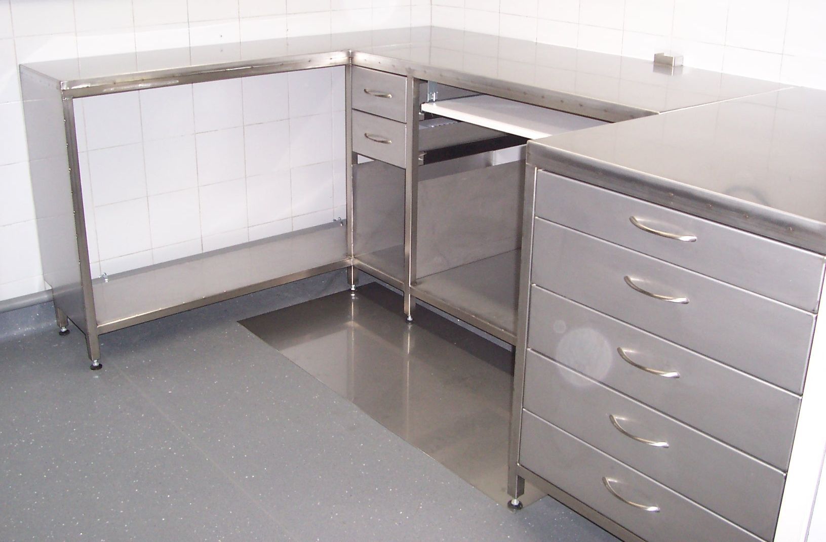 Mobilier de laboratoire en inox avec tiroirs et plan de travail