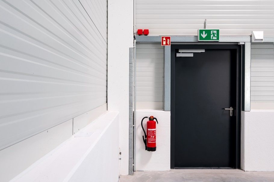 Porte métallique technique dans un couloir de bâtiment professionnel