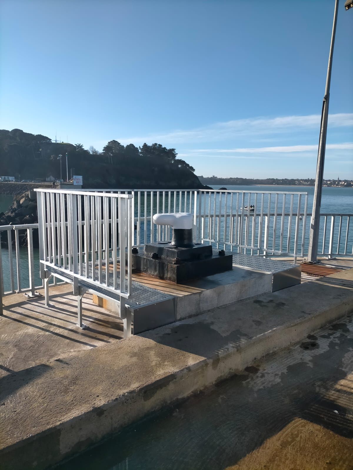 Plateforme en acier S235 et garde-corps, quai du ferry
