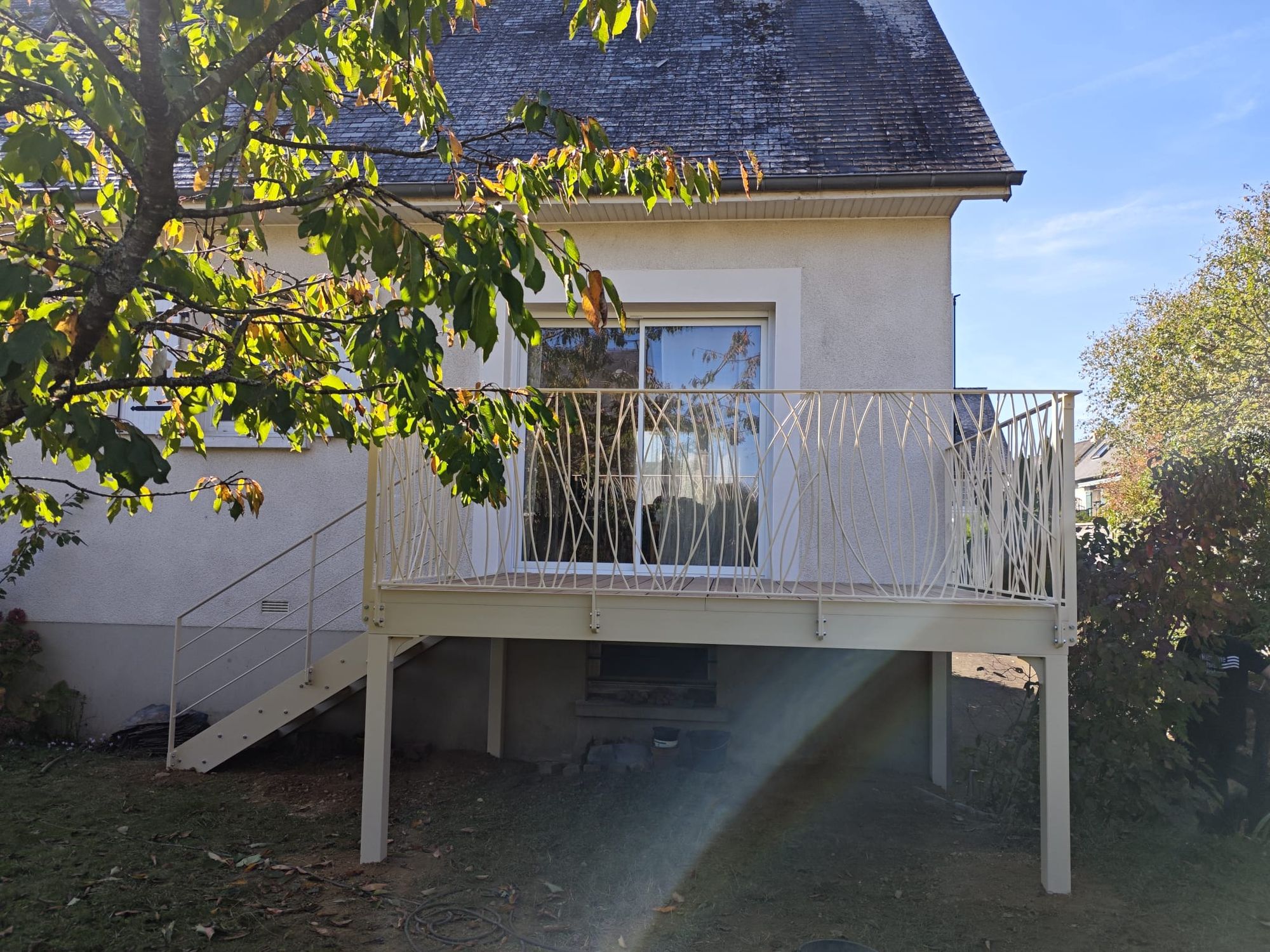 Terrasse sur pilotis avec escalier