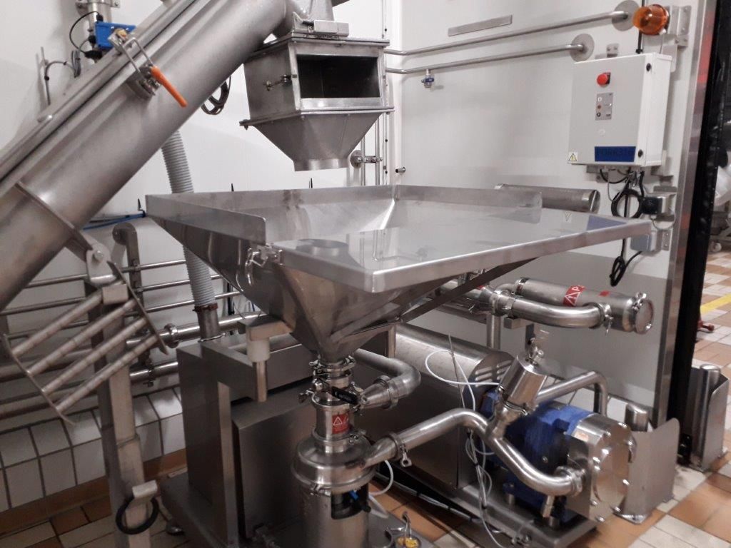 Trémie en inox sur une ligne de process fabriquée par Métallerie des Portes de Bretagne