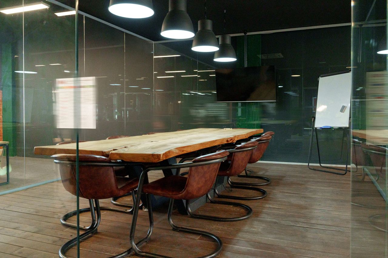 Salle de réunion avec grande table en bois