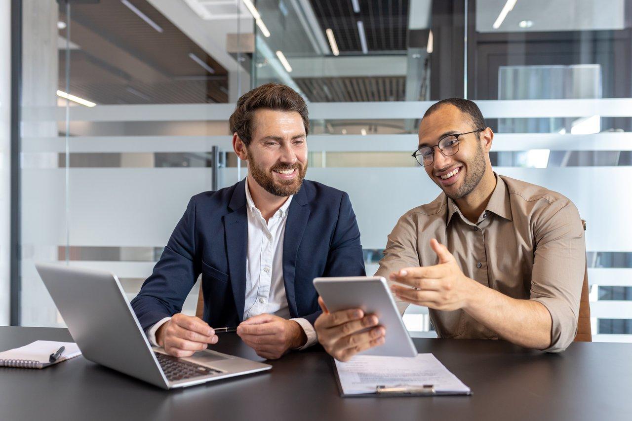 Une équipe commerciale en réunion utilisant la digital collaboration pour renforcer la performance collective.